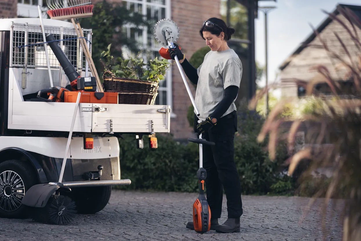 Husqvarna 525iLK with trimmer attachment (tool only) String Trimmers